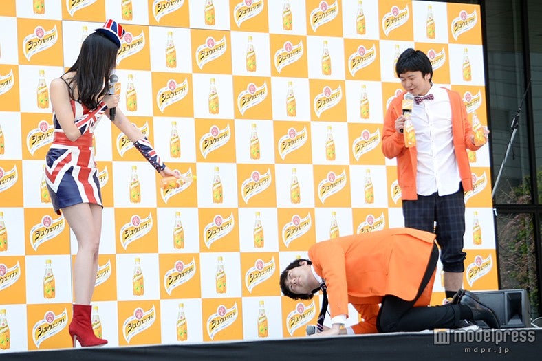 菜々緒（左）のスカートを覗き見するウーマンラッシュアワーの村本大輔（中央）