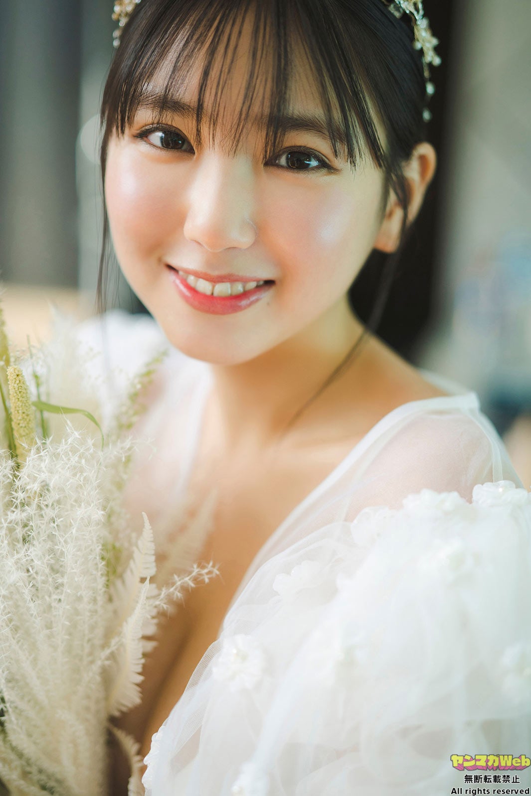 沢口愛華、美谷間のぞくウェディングドレス姿披露