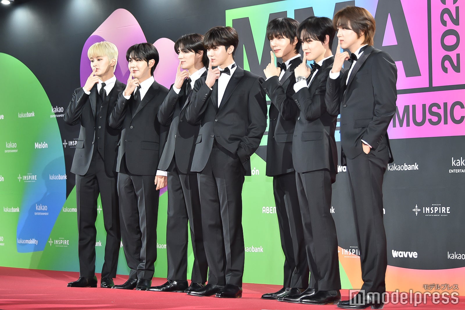 「キュー」を決めるNCT DREAM（左から）マーク、ロンジュン、ジェノ、ジェミン、チソン、チョンロ、ヘチャン（C）モデルプレス