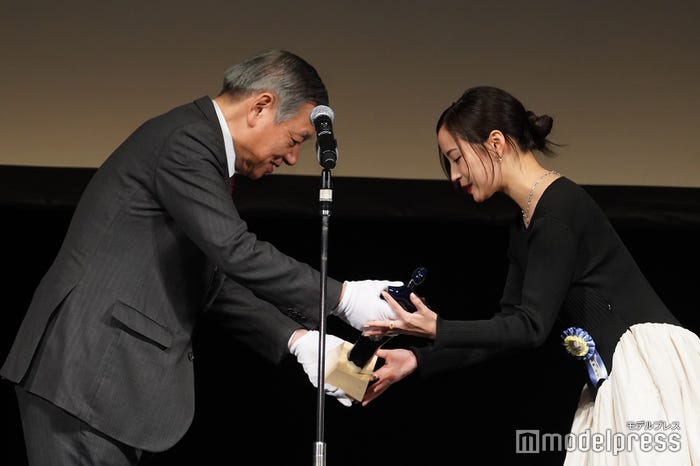 (右)広瀬すず(C)モデルプレス