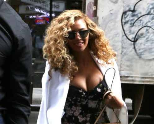 ビヨンセ、1年前のミランダ・カーとほぼお揃い