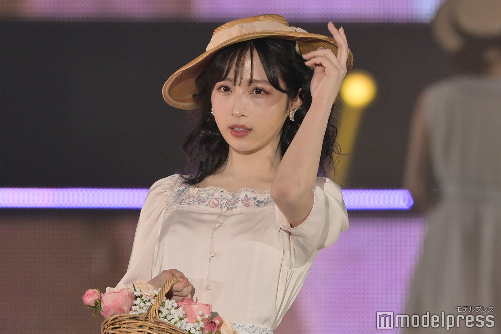 AKB48小栗有以、美デコルテ輝く花柄ピンクコーデ＜GirlsAward 2023 S／S＞