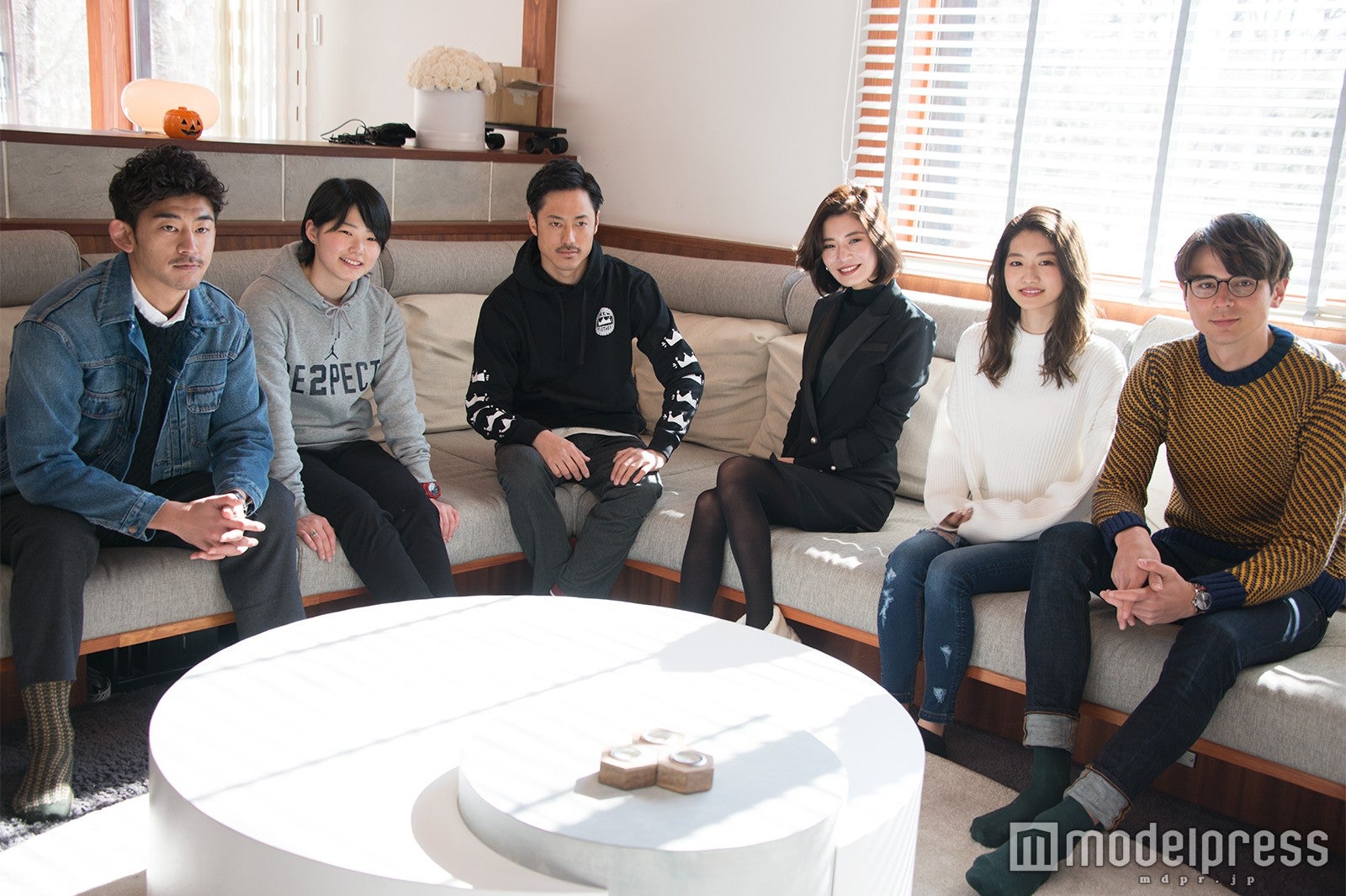 （左から）上村翔平、佐藤つば冴、中村貴之、島袋聖南、小室安未、岡本至恩（C）モデルプレス