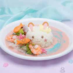 ゆめいろマーメイドカレー税込1,540円、 スーベニアプレート:+税込3,300円(C)EPOCH