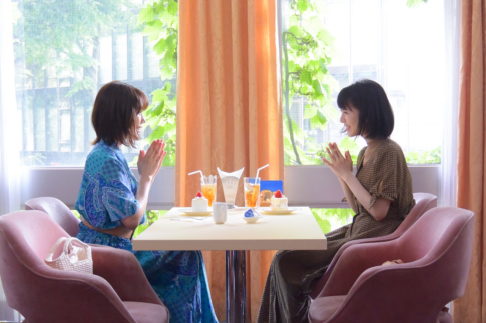 有村架純、浜辺美波／メイキングカット（提供画像）