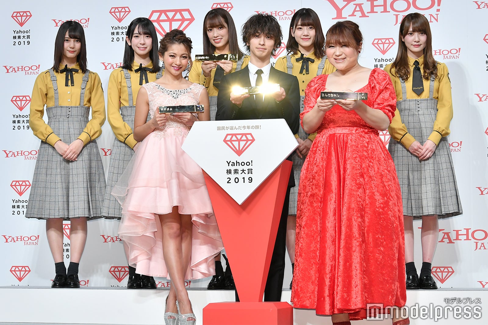 （後列左から）小坂菜緒、金村美玖、佐々木久美、佐々木美玲、加藤史帆（前列左から）ゆきぽよ、トロフィーを掲げてキラーンとさせてくれた横浜流星、りんごちゃん （C）モデルプレス