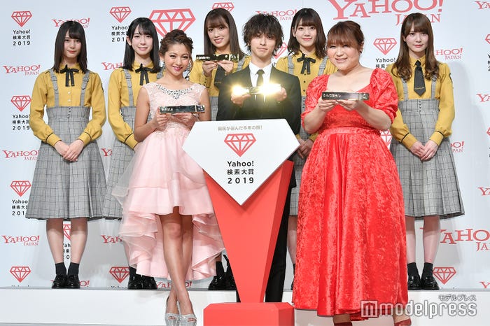 (後列左から)小坂菜緒、金村美玖、佐々木久美、佐々木美玲、加藤史帆(前列左から)ゆきぽよ、トロフィーを掲げてキラーンとさせてくれた横浜流星、りんごちゃん (C)モデルプレス