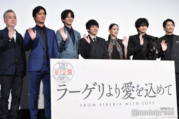 クロの登場で一気に場が和む/瀬々敬久監督、桐谷健太、松坂桃李、二宮和也、北川景子、クロ(大吉)、中島健人、安田顕(C)モデルプレス