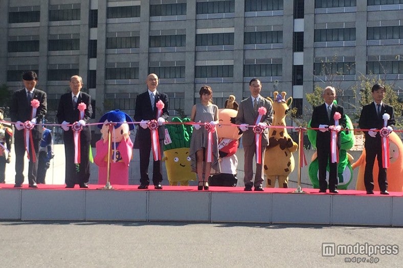 テープカットの様子