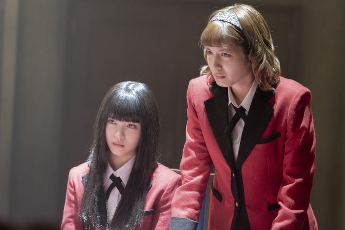 浜辺美波、松田るか(C)2019 河本ほむら・尚村透/SQUARE ENIX・ドラマ「賭ケグルイ2」製作委員会 ・MBS