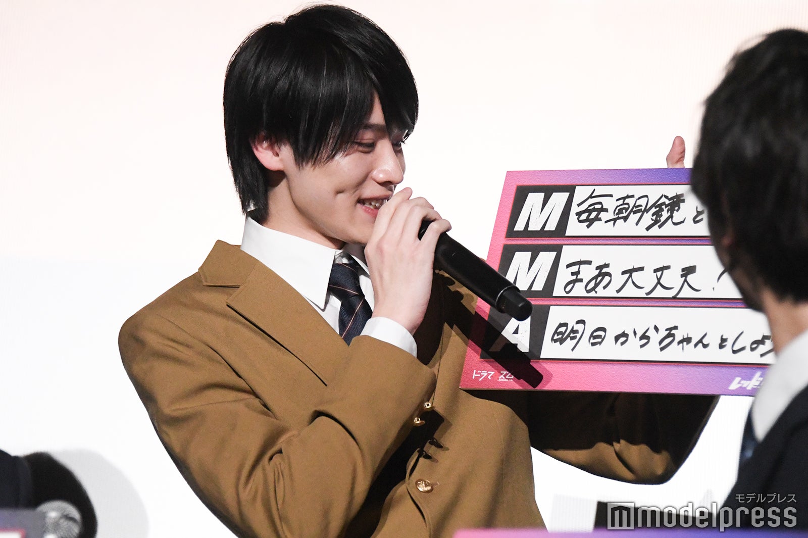 鏡見て「腹筋割れて良かった」と安堵する大久保波留（C）モデルプレス