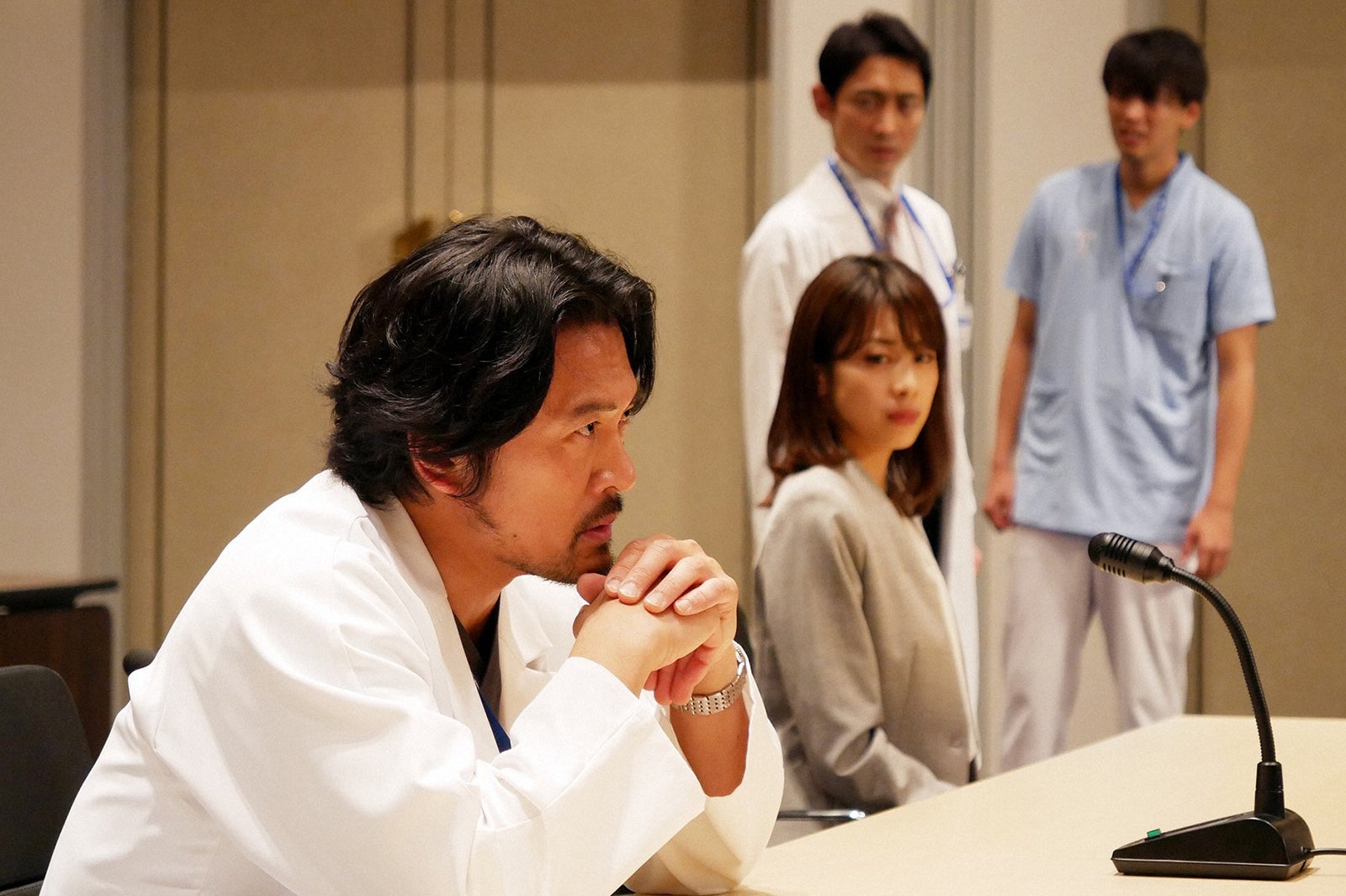 内野聖陽、加藤綾子、小泉孝太郎、竹内涼真／「ブラックペアン」第2話より（C）TBS