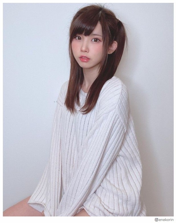“日本一のコスプレイヤー”えなこ、太ももチラ見せ部屋着姿に「天使すぎる」「彼女感すごい」と絶賛の声