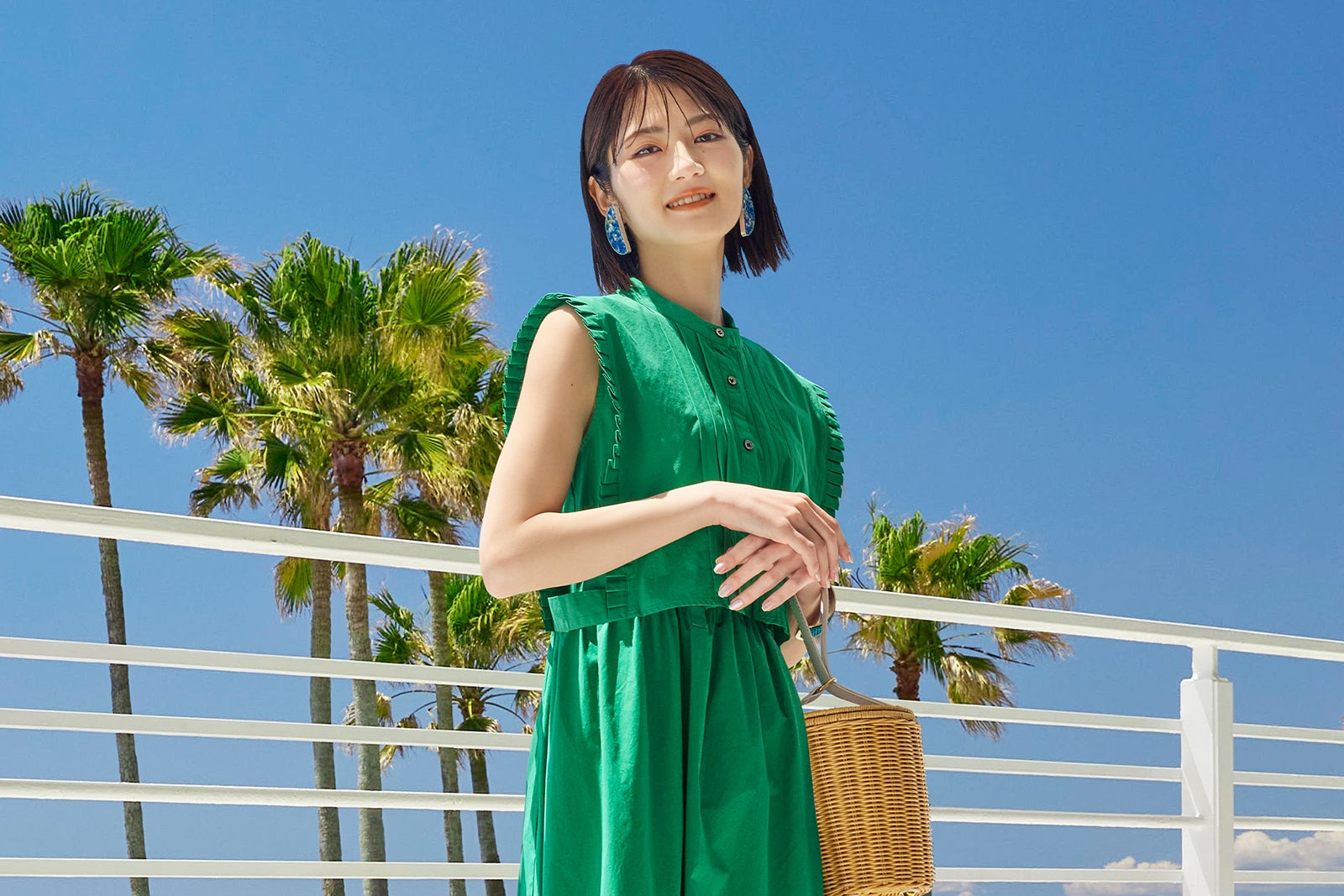 若月佑美、素肌際立つノースリーブワンピ姿 裸足でくつろぐカットも公開