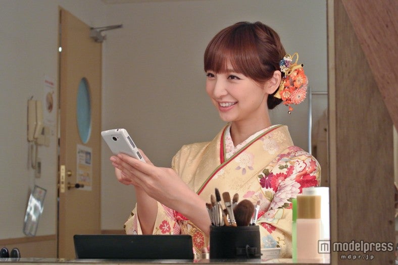 篠田麻里子／新CM「手のひら年賀状」編