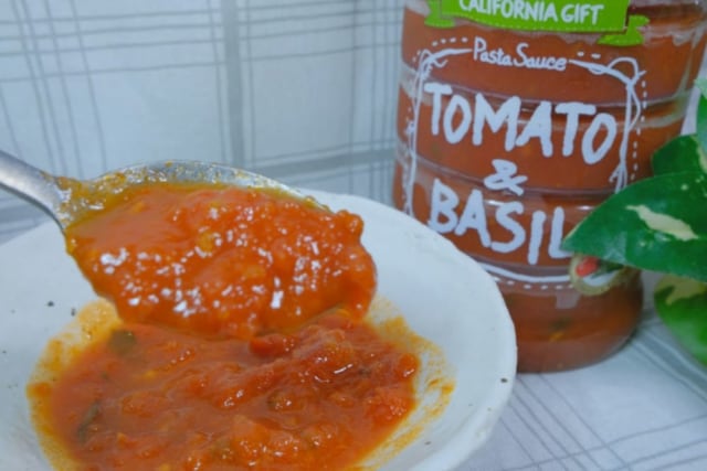カルディのトマト＆バジルソースの中身をすくった画像