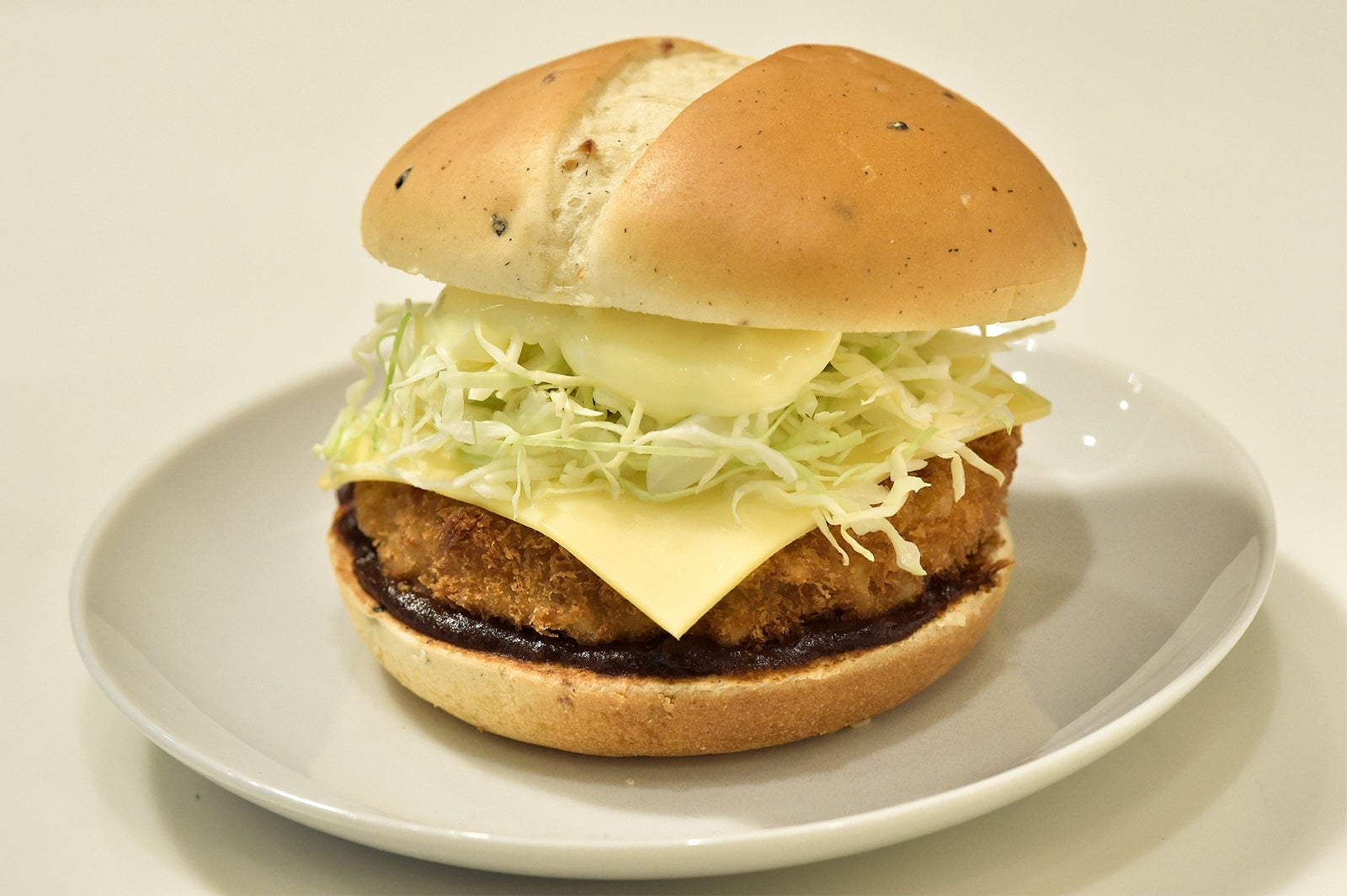 金沢名物黒カレーカツバーガー／画像提供：日本マクドナルド