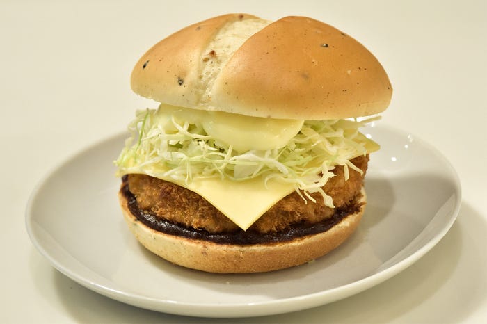 金沢名物黒カレーカツバーガー/画像提供:日本マクドナルド