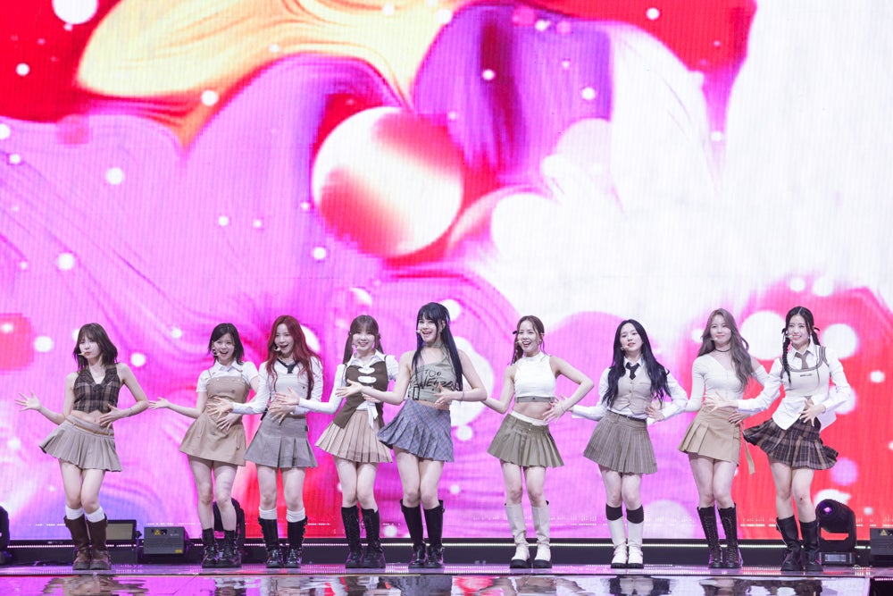 NiziU（C）ASEA 組織委員会