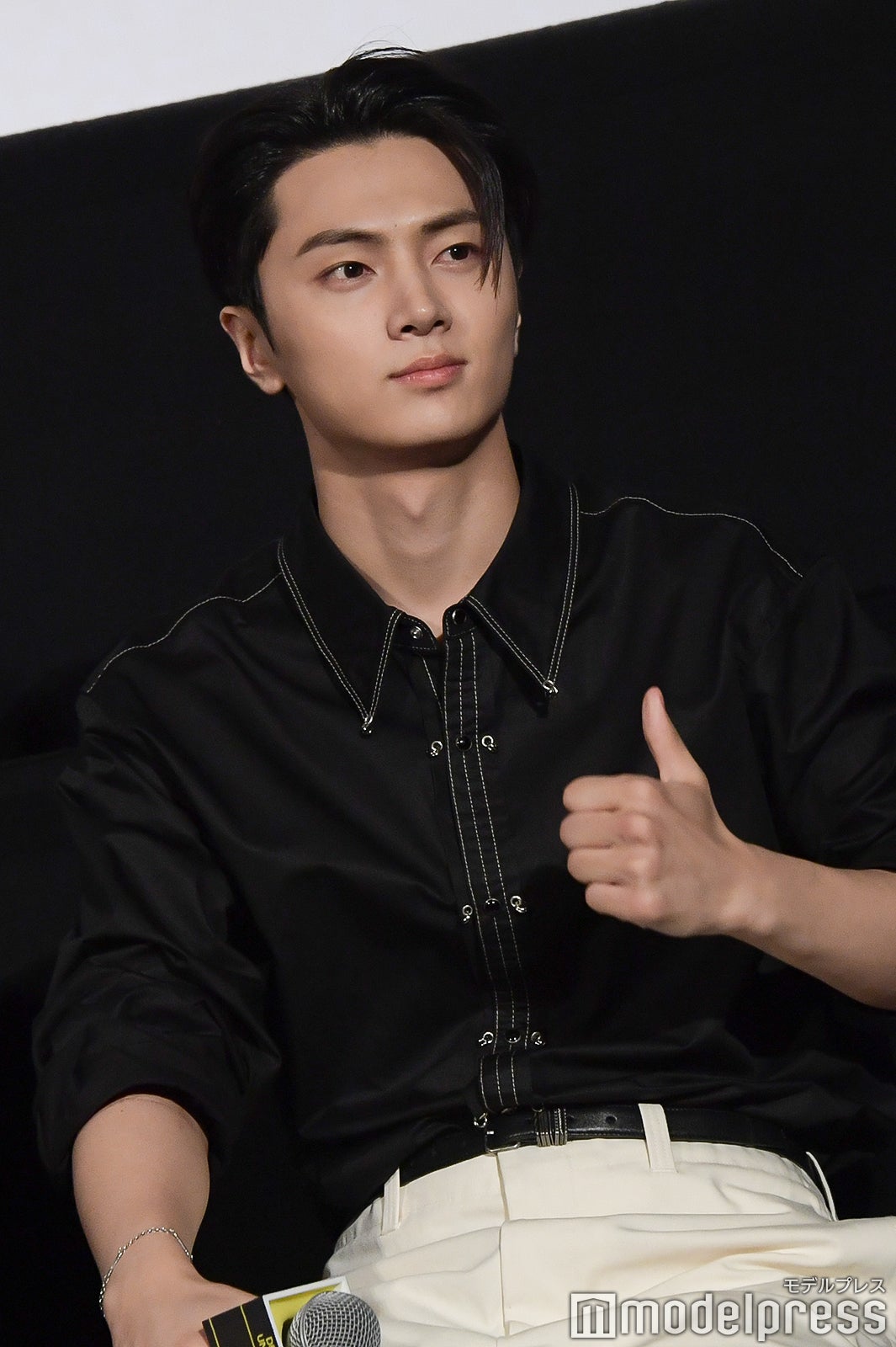 ファンにグッドサインを送るJAY（ジェイ）（C）モデルプレス