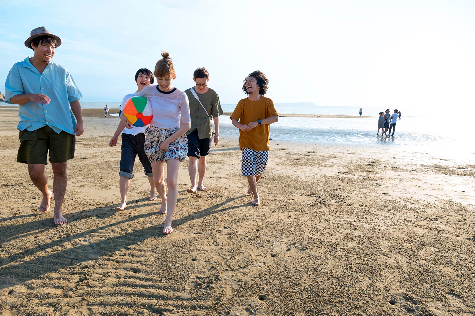 メンバー内の関係に変化も（C）Airbnb