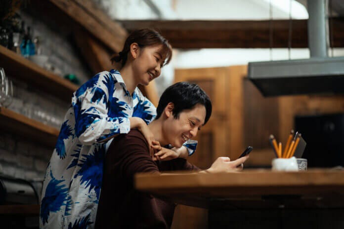 女性が見せる「好意があるサイン」とは？　