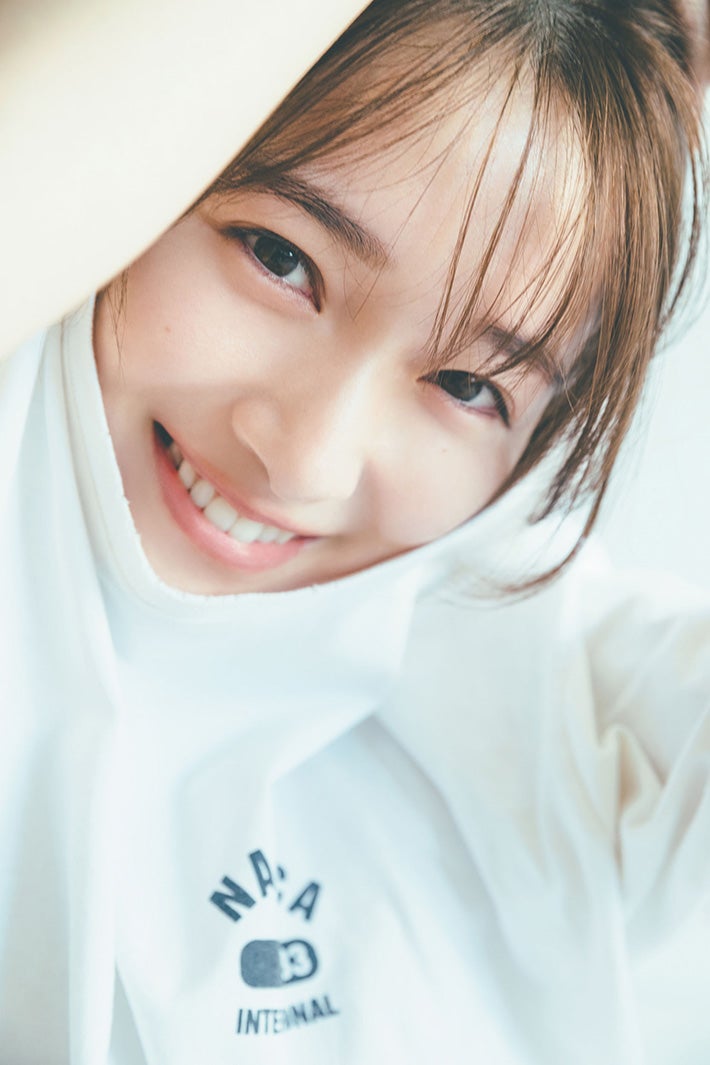 櫻坂46守屋麗奈、どアップショットにドキッ 1st写真集「笑顔のグー 