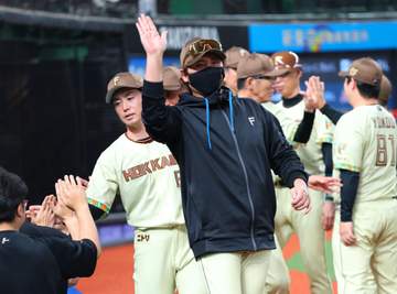 日本ハム・新庄監督 北海道ユニの感想は「うーん。勝てばいいです、勝てば」と笑わせる 着用して2連勝「これ着て寝ます」