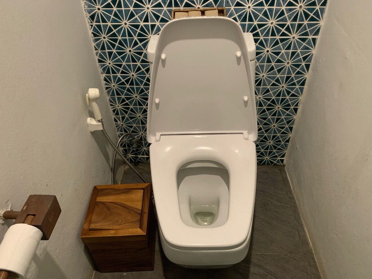 バンコクのホテルに設置されていた、洋式の水洗トイレ