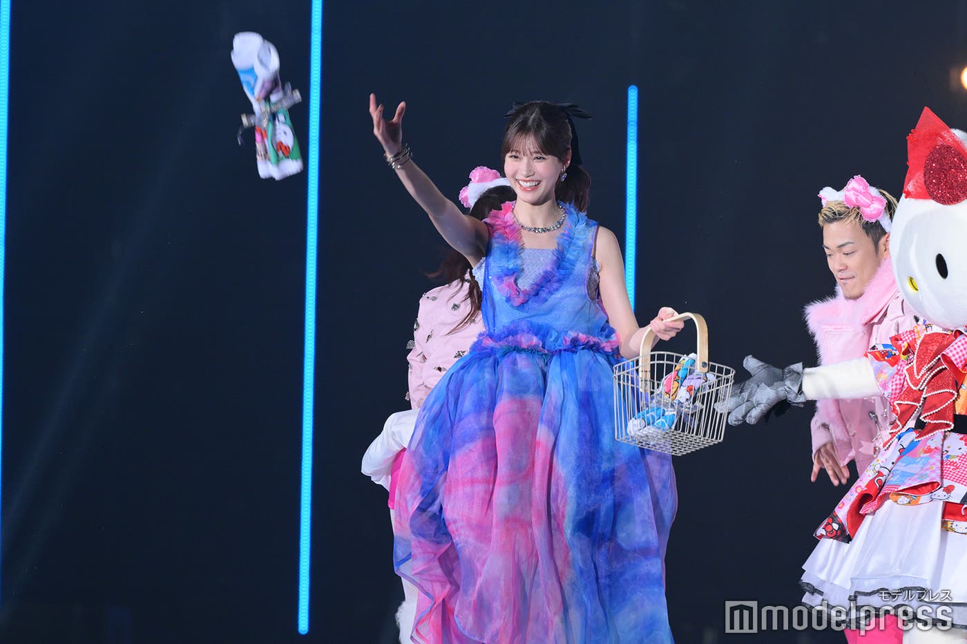 客席にプレゼントを投げ込む生見愛瑠(C)モデルプレス