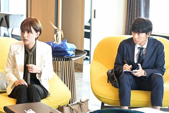 (左から)芳根京子、綾野剛/「オールドルーキー」第1話より(C)TBS