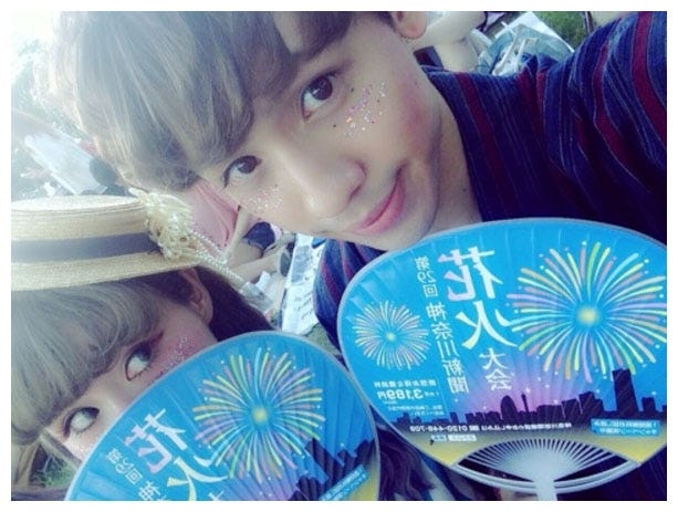 花火大会に行ったときのぺことりゅうちぇる/ぺこオフィシャルブログより(Ameba)