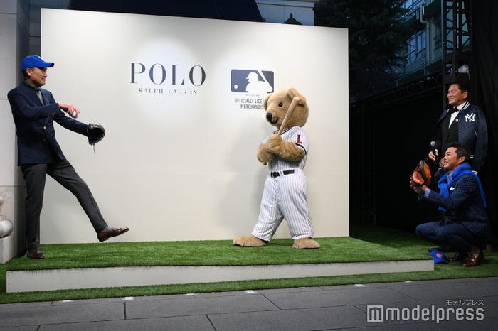 始球式をする渡辺謙、Poloベア、佐々木主浩、上原浩治(C)モデルプレス