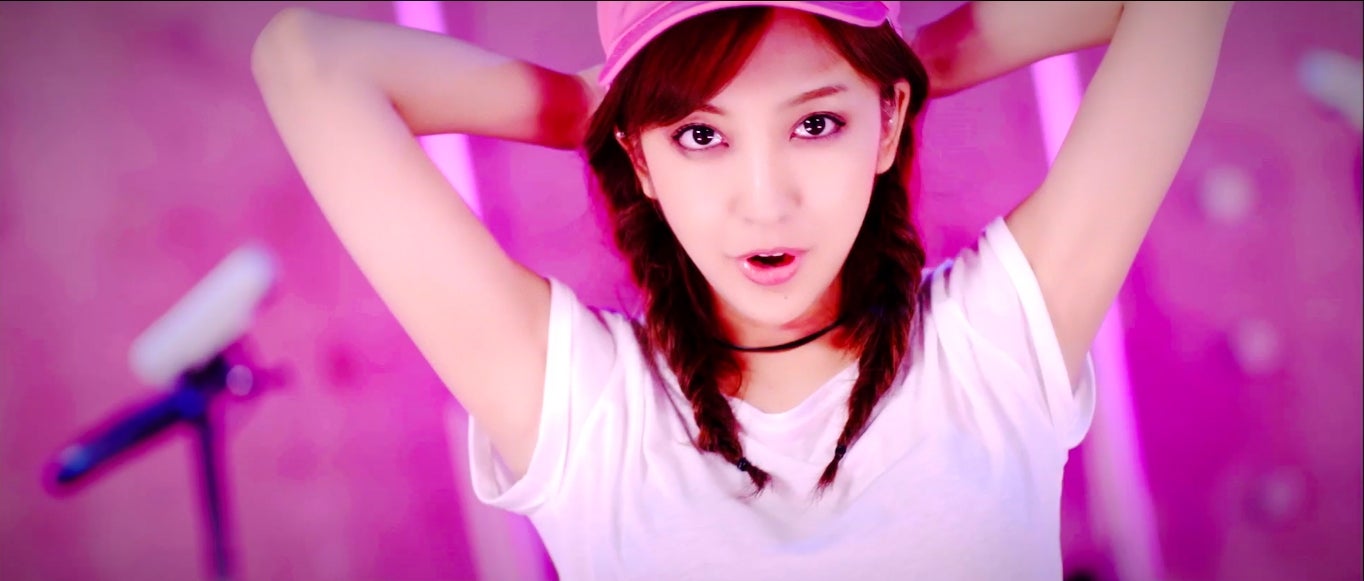 「OMG」のミュージックビデオより