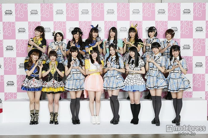 第49~64位で「フューチャーガールズ」入りを果たしたメンバー/前列左端:梅田彩佳(C)AKS