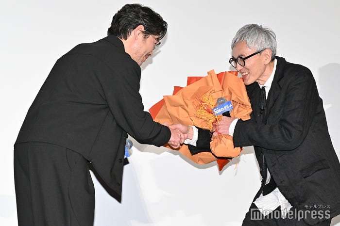 (右)松重豊(C)モデルプレス