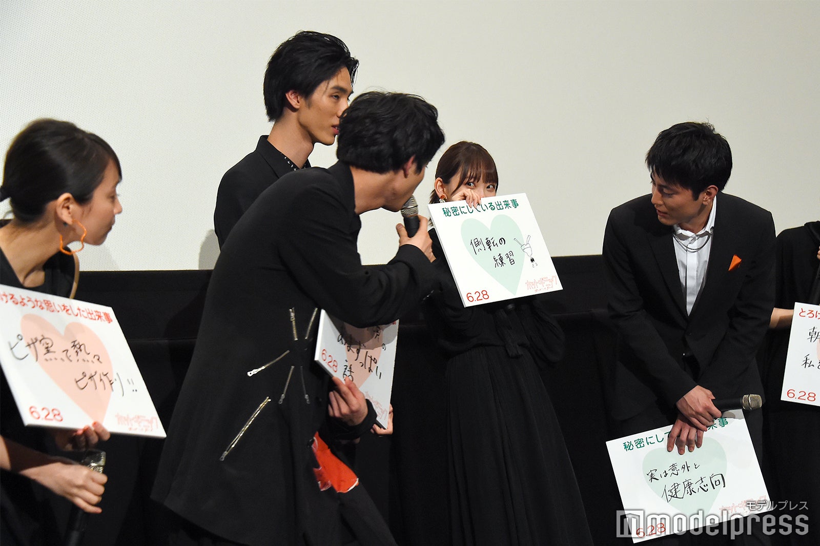 堀未央奈画伯の絵を見に集まる共演者たち （C）モデルプレス