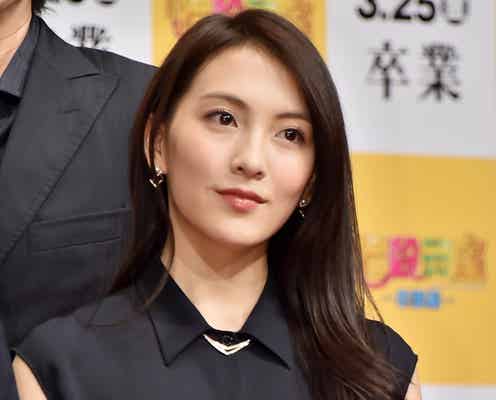 知英、大胆美脚透けドレスで“セクシー先生”意識「プレッシャーもあった」