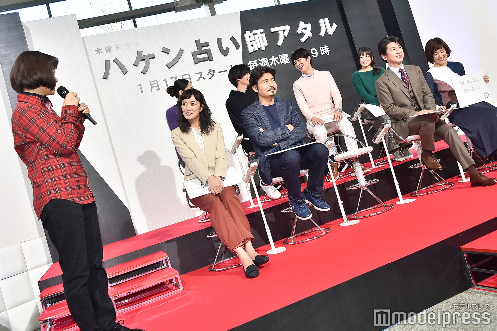 杉咲花（左）が、キャスト陣が「小さい頃なりたかったもの」をあてるクイズも実施 （C）モデルプレス