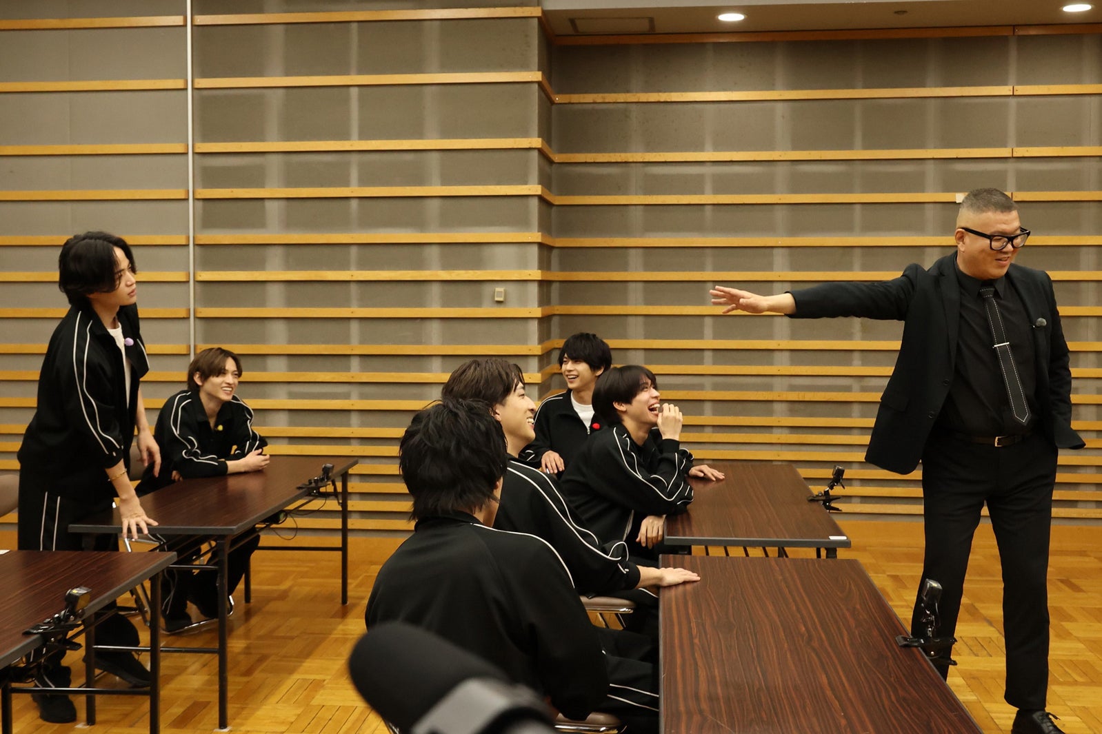 （左から）菊池風磨、猪俣周杜、原嘉孝、寺西拓人、松島聡、佐藤勝利、長谷川忍（シソンヌ）（C）フジテレビ