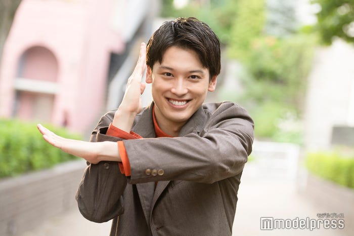 ポーズをとってくれた松本大輝 (C)モデルプレス