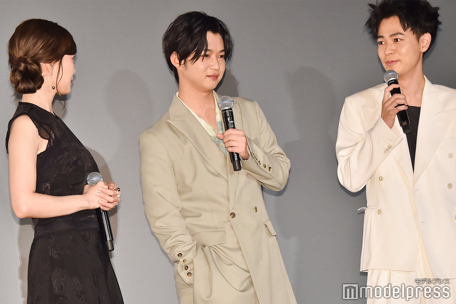 白石麻衣、大事にハンカチをポケットにしまう千葉雄大、成田凌 （C）モデルプレス