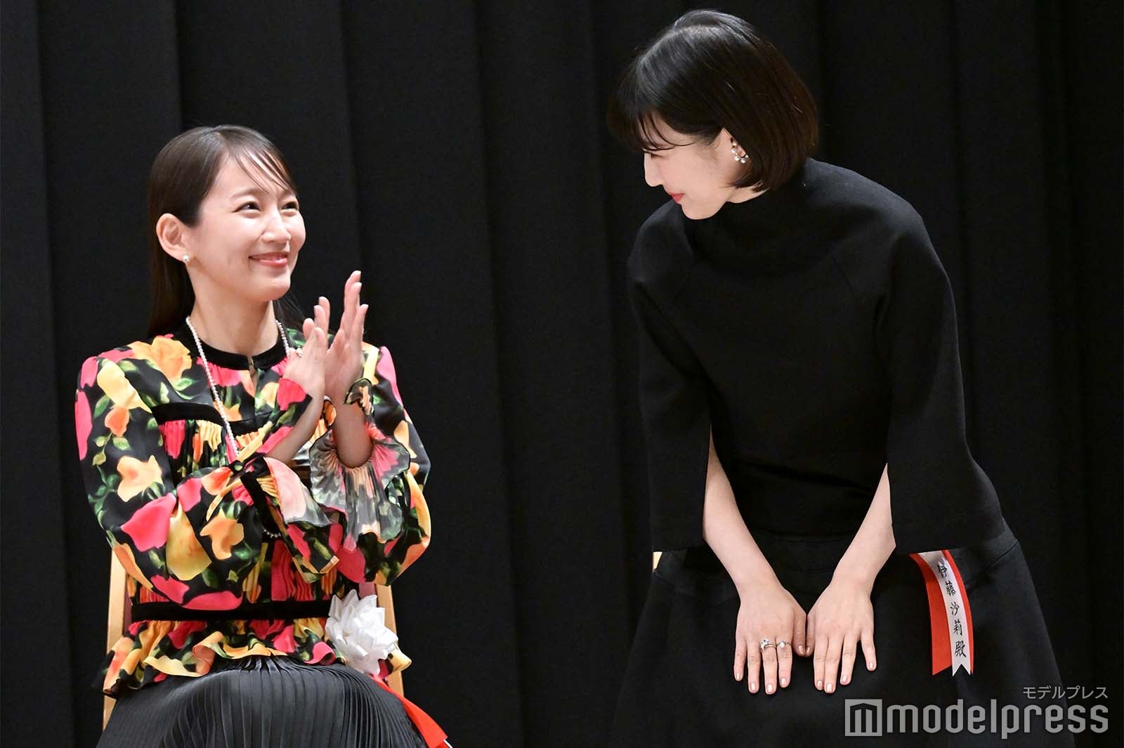 伊藤沙莉に拍手を送る吉岡里帆、（C）モデルプレス
