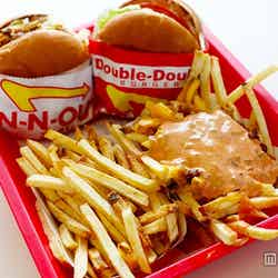 ボリューム満点のダブルダブル($3.6)とフレンチフライ($1.55)、「アニマルスタイル」チーズバーガー($2.45)と「アニマルスタイル」フレンチフライ($3.55)【モデルプレス】