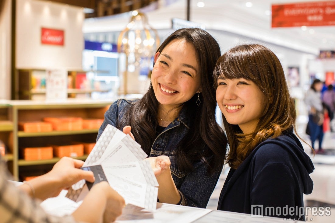 GIFT DESKで500円分の金券をゲット／モデル：比留川良子、百済友希（C）モデルプレス