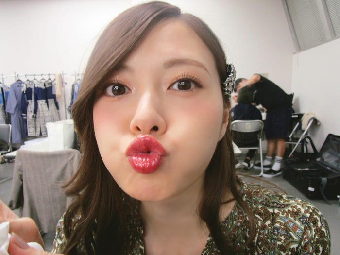 カメラに向かっておちゃめなチュー顔を見せる白石麻衣(撮影/秋元真夏)(提供写真)