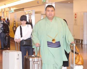 高安が妻の演歌歌手・杜このみと帰国「結婚してから海外旅行も行っていなかったので」大相撲パリ公演