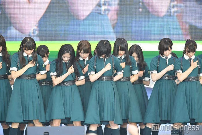 左足の靴下だけ少し上がっている平手友梨奈(中央) (C)モデルプレス