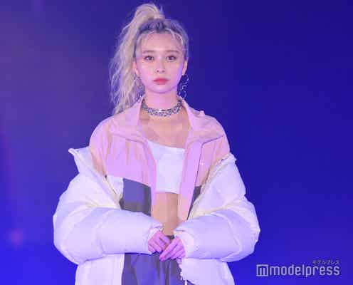 田鍋梨々花、スポーティースタイルで美ウエストチラリ 金髪アップヘアがお似合い<GirlsAward 2022 A/W>