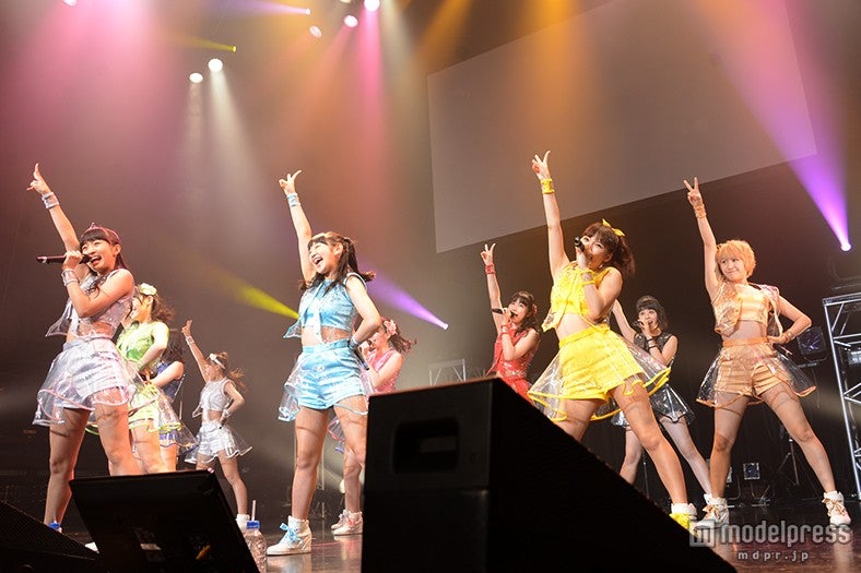 SUPER☆GiRLS、キュートな“ヒップダンス”で熱いパフォーマンス　誕生日サプライズも